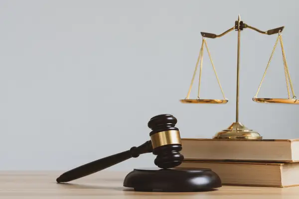 ANAYASA MAHKEMESİNDEN YOKSULLUK NAFAKASI KARARI: SÜRESİZ NAFAKA İPTALİNİN HUKUKİ BOYUTLARI VE SONUÇLARI